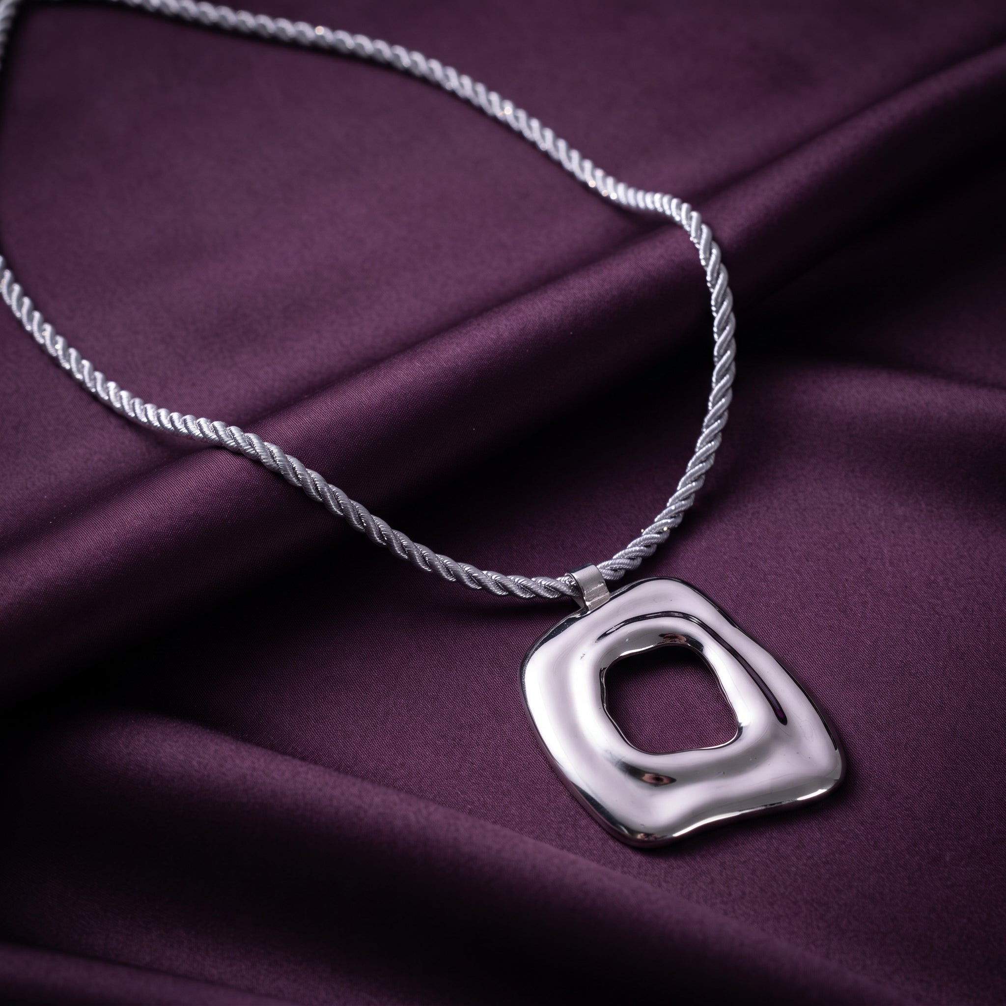 Pien Oval Necklace